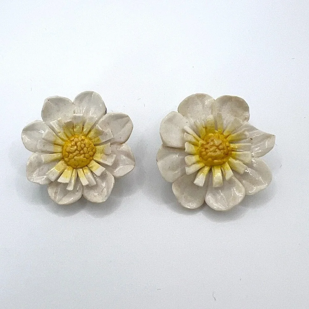 Vintage White Yellow Daisy Flower Clip On Earrings Mid Century Floral Jewelry